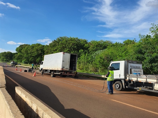 Dois radares foram instalados na rodovia Péricles Bellini ontem na altura do km 154, próximo da alça de acesso à avenida 9 de Julho (Foto: A Cidade)