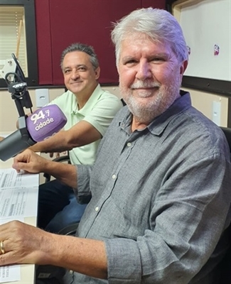 Jorge Seba e seu vice Luiz Torrinha estiveram ontem nos estúdios da Cidade FM para a série de entrevistas com os candidatos  (Foto: A Cidade) 