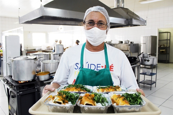 Trabalho em uma cozinha hospitalar tem grande importância na recuperação das pessoas em tratamento (Foto: Divulgação/Santa Casa de Votuporanga)