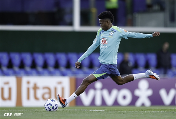A Seleção Brasileira do atacante Estêvão entra em campo na noite e hoje (Foto: @rafaelribeirorio / CBF)