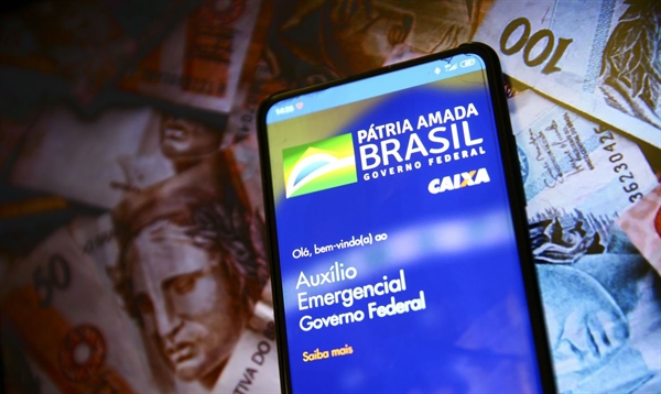 Os recursos podem ser movimentados por meio do aplicativo Caixa Tem (Foto: Marcelo Camargo/Agência Brasil)