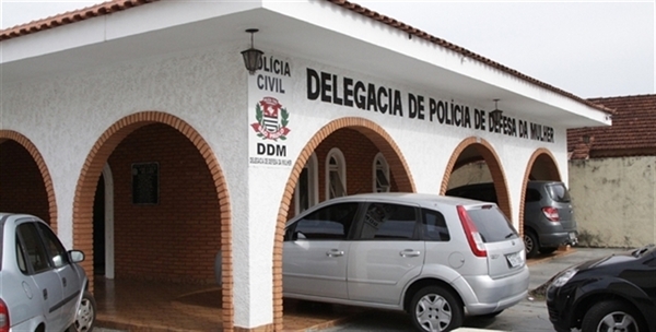 A Polícia Civil, por meio da DDM, segue em busca do principal suspeito do crime; caso é investigado como tentativa de feminicídio (Foto: A Cidade)