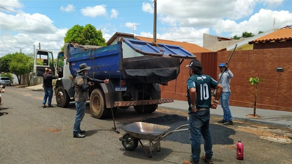 A limpeza de guias e sarjetas e a roçagem de áreas públicas como praças, terrenos e canteiros de avenidas também foram intensificadas no sábado e domingo (Foto: Prefeitura de Votuporanga)