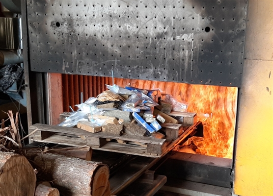 O processo de incineração ocorre regularmente à medida em que os entorpecentes vão se acumulando (Foto: Divulgação/Polícia)