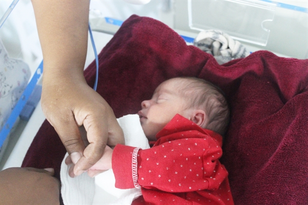 Valentina nasceu aos sete meses; mãe está confiante na força de vontade da filha (Foto: Santa Casa)