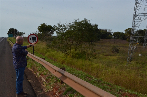 O superintendente da Saev, Luciano Passoni, acompanhou a reportagem do A Cidade em uma visita ao local do problema (Foto: A Cidade)