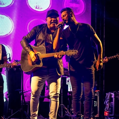 A dupla sertaneja Mercury e Camargo se apresenta na noite de amanhã em Parisi  (Foto: Instagram/Mercury e Camargo)