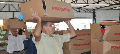 Entidades recebem agasalhos arrecadados pela Facchini
