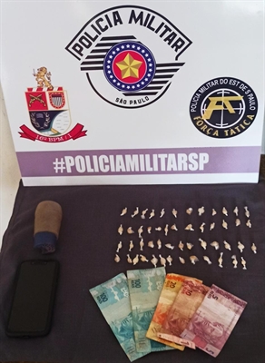 Quantidade de drogas encontradas pela polícia, juntamente com dinheiro conseguido na venda de drogas. 