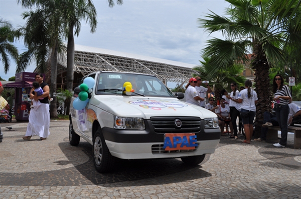 Apae lança campanha “Tenha uma atitude especial” com sorteio de um carro