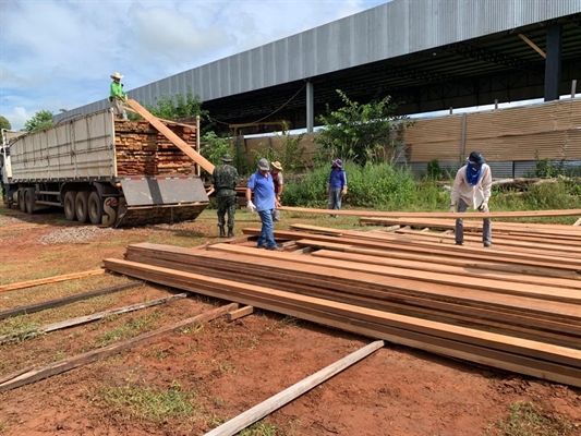 Caminhão carregava 33,5m³ de madeira com irregularidades nos cortes e nas quantidades (Foto: Divulgação/Polícia Ambiental)