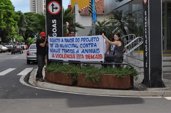 Depois de manifesto na Câmara, projeto de maus-tratos é votado