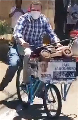 Deputado Fausto Pinato faz campanha andando de bicicleta na região (Foto: Reprodução/Redes Sociais)