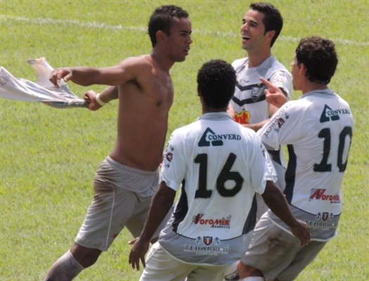 Romário “enlouquece” a torcida e CAV faz 4 a 2 no São Vicente