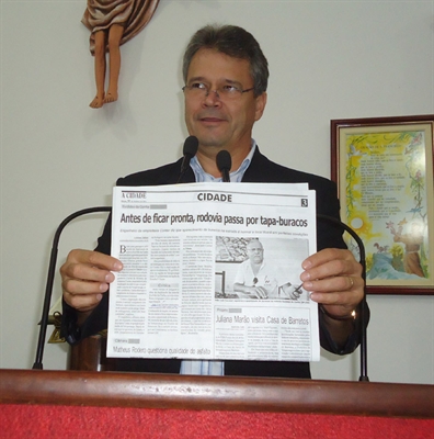 Osvaldo leva jornal para tribuna
