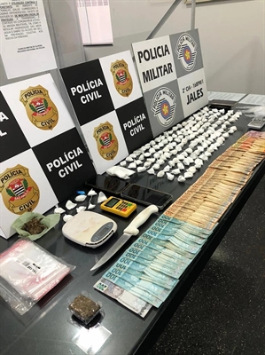 Policiais de Jales apreenderam quase 1kg de cocaína, distribuído em 130 porções (Foto: Divulgação/Polícia Civil)