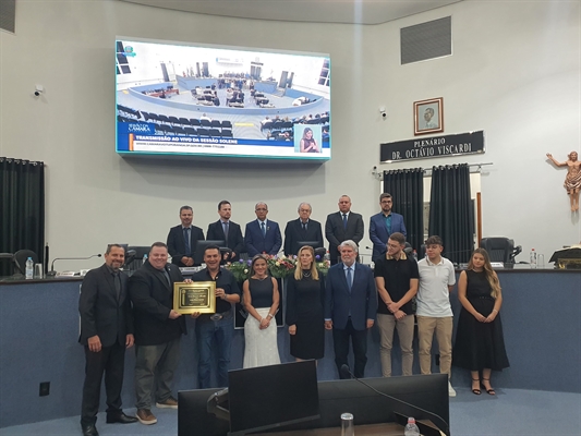 Tércio Miranda recebeu ontem o título de Cidadão Votuporanguense, em uma sessão solene realizada pela Câmara Municipal (Foto: A Cidade)