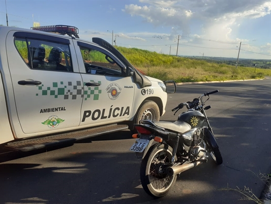 Equipe da Polícia Ambiental recuperou uma moto em Votuporanga que tinha sido furtada em Dirce Reis (Foto: Divulgação/Polícia Militar)