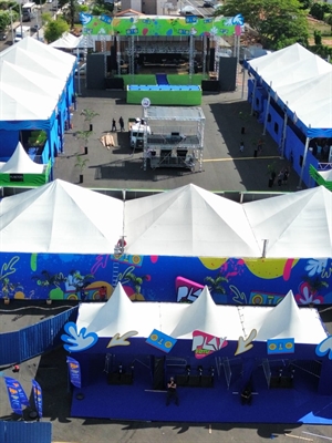 Mega estrutura foi preparada para receber os foliões durante os três dias do Play Votu Festival, que começa amanhã (Foto: Divulgação)