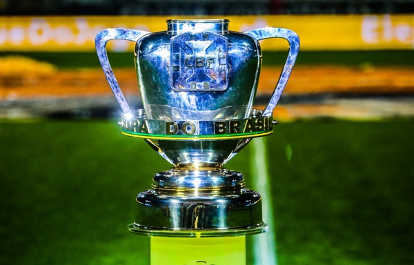 Taça da Copa do Brasil é cobiçada pelo prêmio em dinheiro e vista como o caminho mais curto para chegar à Copa Libertadores (Foto: CBF)