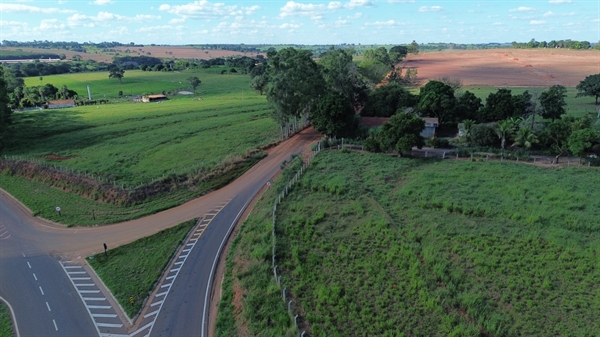 Obras contemplam a pavimentação de toda a extensão da “Estrada do Chaparral”, que liga a Péricles Bellini à Estrada do 27 (Foto: Assessoria)