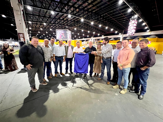 O secretário de Estado da Agricultura, Guilherme Piai, ao lado do deputado Carlão, do prefeito Jorge Seba e vereadores, inaugurou o pavilhão coberto do Centro de Eventos durante o Votu International rodeo (Foto: Assessoria)