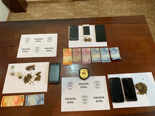 Os agentes também encontraram drogas, objetos e dinheiro que foram apreendidos (Foto: Divulgação/Policia Civil) 