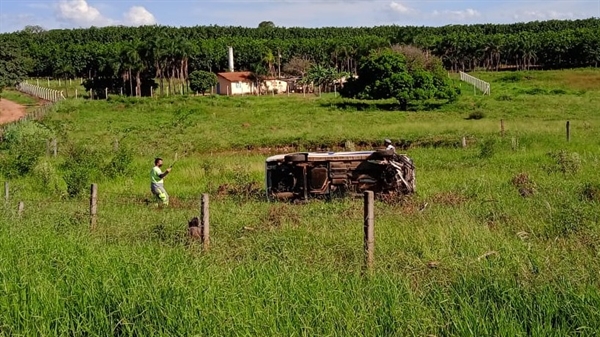 Motorista perdeu controle do veículo e capotou na beira da rodovia Euclides da Cunha, entre Valentim Gentil e Meridiano (Foto: A Cidade)