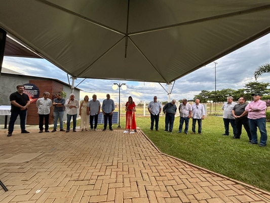 Autoridades políticas e lideranças da cidade prestigiaram ontem a inauguração da usina de energia solar na Unifev (Foto: A Cidade)