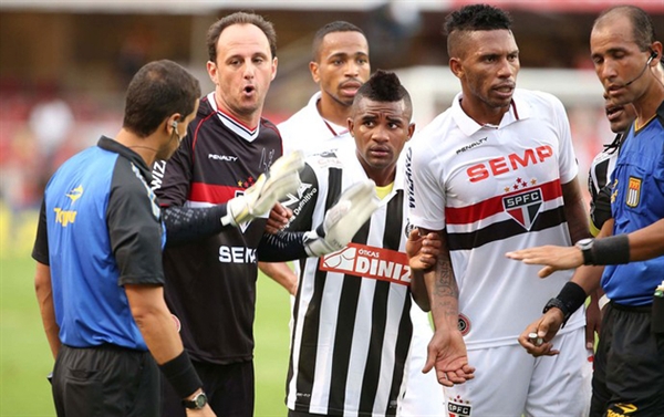 Polêmicas na arbitragem marcam empate entre São Paulo e Santos