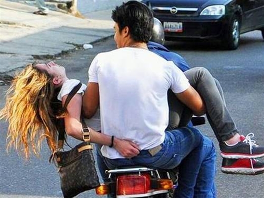 Morre miss baleada durante protestos na Venezuela