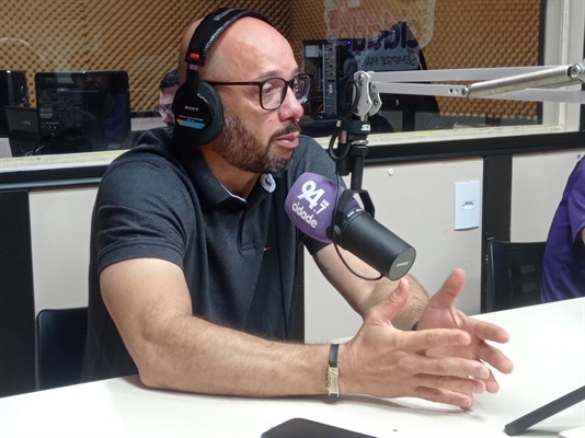 Rogério Corrêa na rádio Cidade, em sua última entrevista nesta passagem por Votuporanga (Foto: A Cidade)