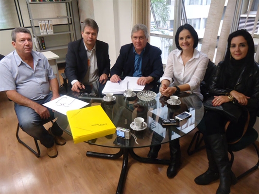 Osvaldo De Grande; o vereador Osvaldo Carvalho e a primeira-dama em reunião