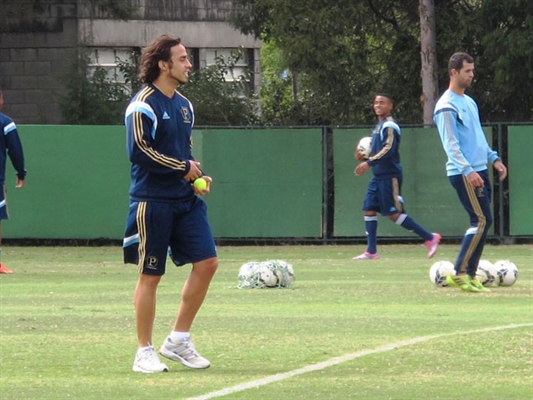 Valdivia participa de treino como titular do Palmeiras