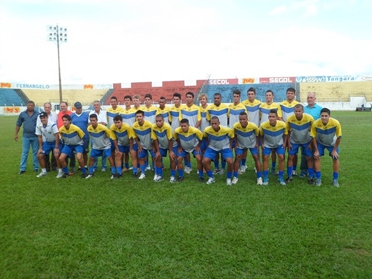 Jogadores do Fefecê se apresentam para torcida e fazem coro: "vamos subir para a série A-3” 