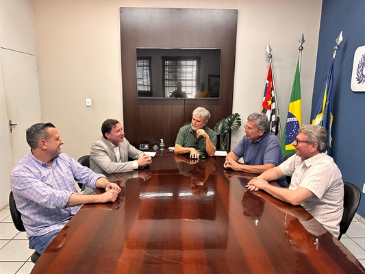 Reunião ontem no gabinete do prefeito Jorge Seba discutiu a implantação da Atividade Delegada para a Polícia Civil na cidade (Foto: Prefeitura de Votuporanga)