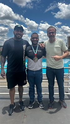 Professor Matheus Bizuca, Jean Carlos Santos de Oliveira e o secretário Marcello Stringari (Foto: Arquivo pessoal)