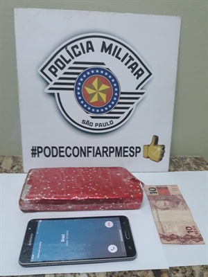 Identificado como A., de 21 anos, o jovem foi flagrado com droga e certa quantia em dinheiro (Foto: Divulgação/Polícia Militar)