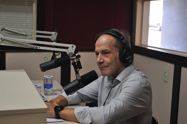 O General Peternelli esteve na Cidade FM para falar sobre os trabalhos realizados na Câmara dos Deputados (Foto: A Cidade) 