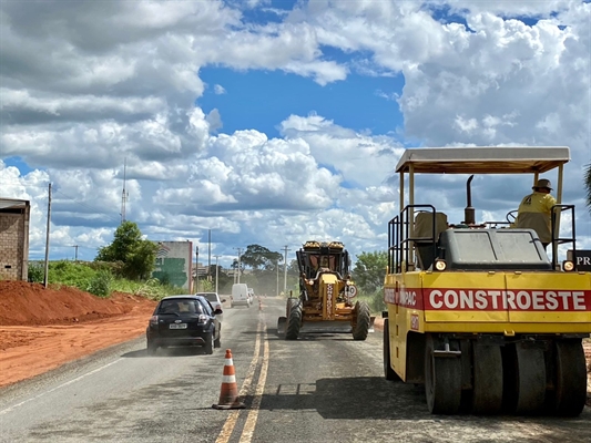 Obras já foram iniciadas para a recuperação de 10,2 quilômetros da pista que liga Votuporanga a cidade de Álvares Florence (Foto: Assessoria)