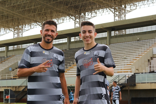 Ricardinho e Pedrinho dividem experiência única de paixão e entrega ao futebol, atuando juntos no CAV  (Foto: Rafael Bento/CAV)