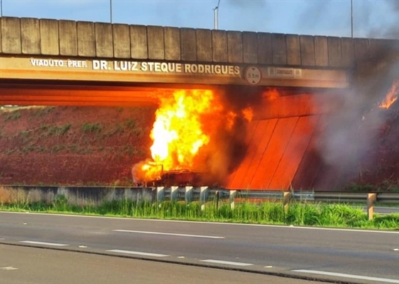 Caminhão-tanque pegou fogo sob um pontilhão que dá acesso ao município de Bálsamo, na região de São José do Rio Preto (Foto: Reprodução/Região Noroeste)
