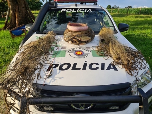 Policias apreenderam duas redes com 25 metros de comprimento cada uma e aplicaram multa de R$1.260 para cada pescador (Foto: Divulgação/Polícia Ambiental)