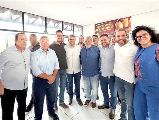 Da esquerda para direita: os deputados Motta e Carlão, Leandro Vinicius, Tarcísio de Freitas, Jorge Seba; os deputados Danilo Campetti e Fausto Pinato; e Karina do Carmo. Ao fundo: o prefeito de Fernandópolis, André Pessuto, e seu pré-candidato a prefeito Rodrigo Ortunho  (Foto: Redes sociais)