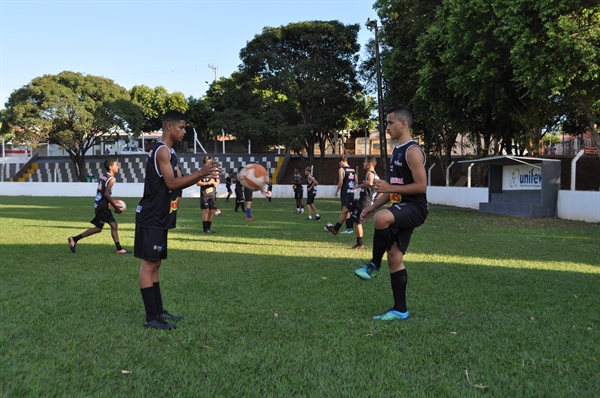 Projeto de fomento ao futebol ocorre no campão da Ferroviária e dá oportunidade para crianças da região começar a vida no esporte  (Foto: A Cidade)