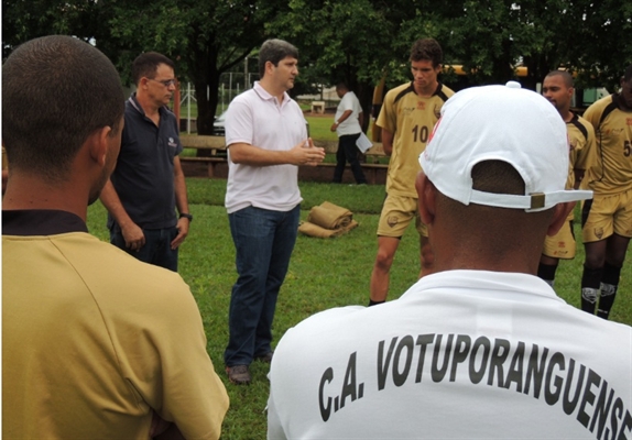 Prefeito vai ao treino e deseja boa sorte para a Alvinegra na estreia contra o MAC