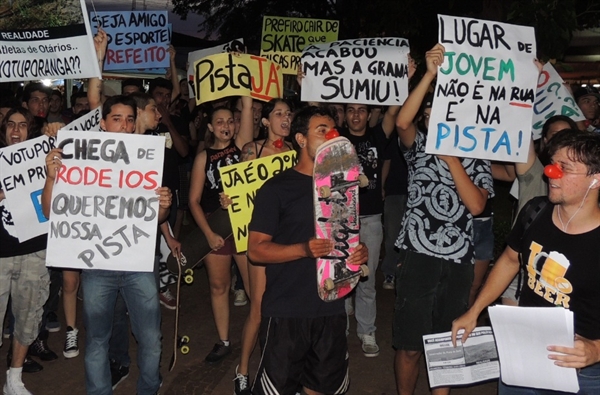 Jovens soltam o grito na São Bento e cobram construção de pista de skate