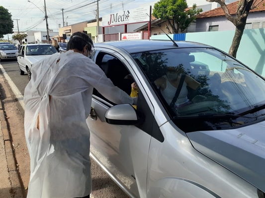 Cada família, dentro do seu carro, rezou o terço em intenção pelo fim da pandemia (Foto: Santa Casa de Votuporanga)