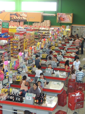 Comércio fecha hoje; supermercados funcionam até 15h