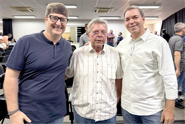 A foto da semana: enquanto seguem os boatos sobre o racha e a “Guerra Fria” no Grupão, três das suas principais lideranças estiveram juntas no lançamento do Max Atacadista: Juninho Marão, Carlão Pignatari e Valmir Dornelas. Eles podem ter suas diferenças atualmente, mas ninguém duvida que amam Votuporanga e celebraram juntos a grande conquista (Foto A Cidade)